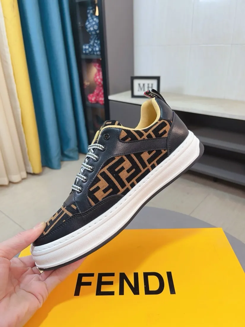Men's shoes 💰400🌹🌹[FENDI] Fendi's classic and comfortable men's shoes, this complex sneaker is made of soft calfskin➕genuine leather lining➕original ultra-light rubber material with rough outsole. This unique light style is suitable for the casual and refined sensibility of this season. It is comfortable and natural on the feet. It is an everyday style for casual travel in autumn and winter! 38/44